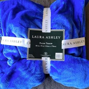 LAURA ASHLEY PLUSH THROW